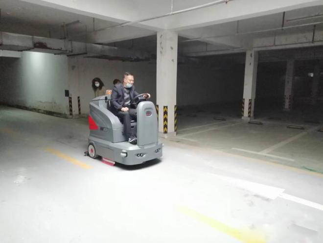 石景山小区物业保洁不用人力改用驾驶式洗地机了